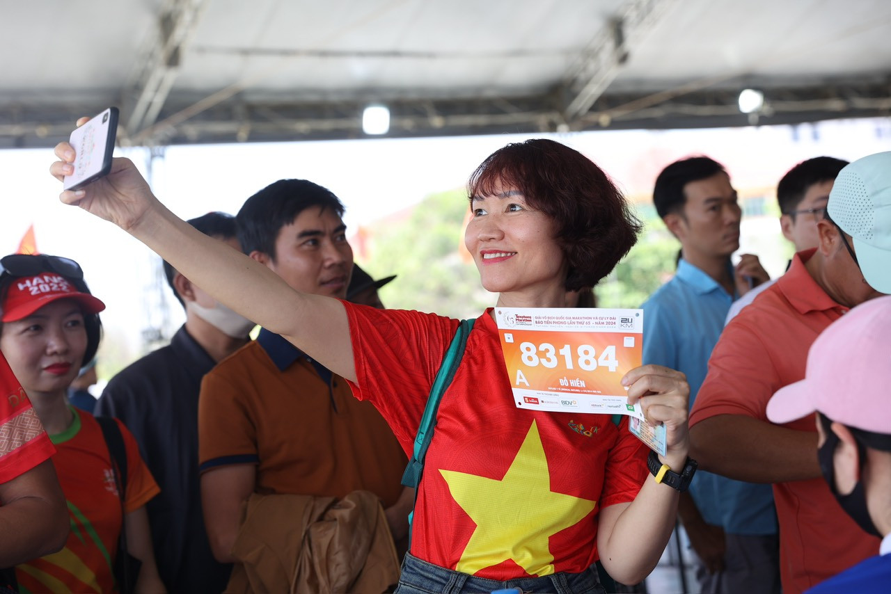 Một vận động viên lập tức "selfie" với tấm BIB còn "nóng hổi" trên tay. Một vận động viên lập tức "selfie" với tấm BIB còn "nóng hổi" trên tay.