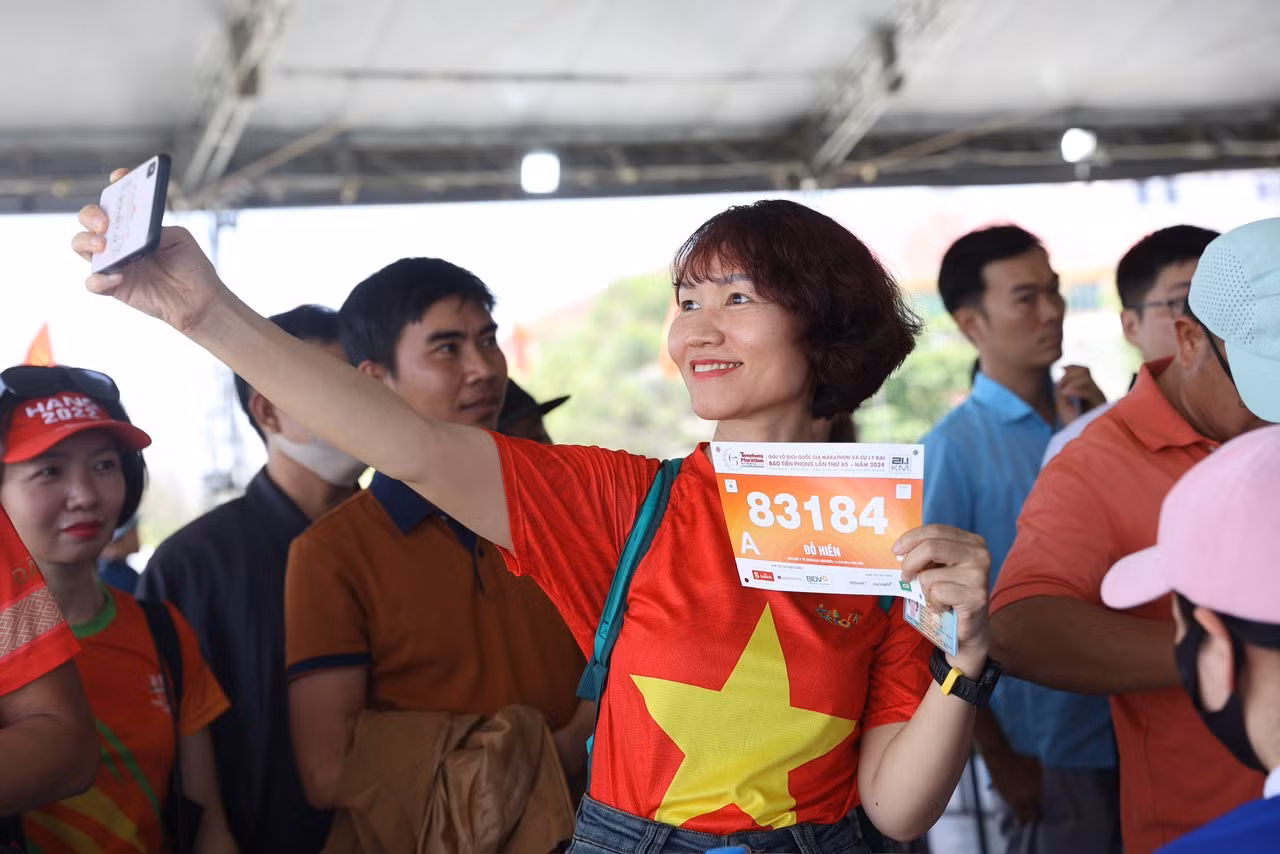 Một vận động viên lập tức "selfie" với tấm BIB còn "nóng hổi" trên tay. Một vận động viên lập tức "selfie" với tấm BIB còn "nóng hổi" trên tay.