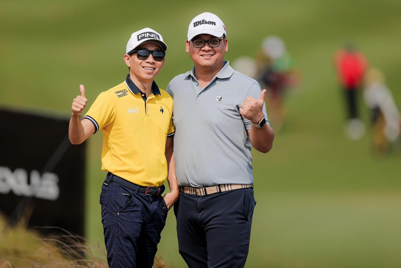 Ông Bạch Cường Khang (trái) là đội phó tuyển Việt Nam đấu giao hữu với Singapore