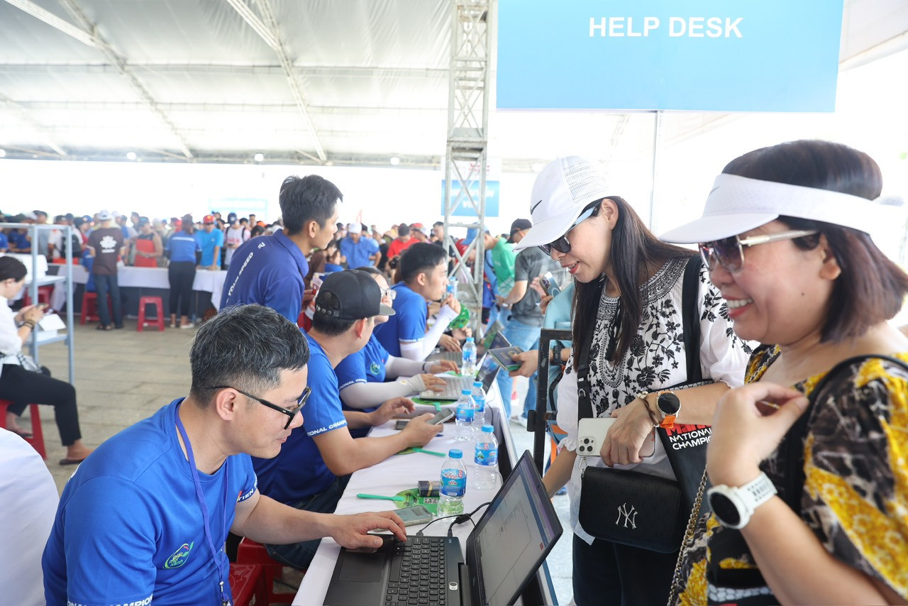 Khi đến khu vực phát race kit, runner chỉ cần quét mã QR hoặc trình Căn cước công dân là có thể nhận những vật phẩm của mình. Khi đến khu vực phát race kit, runner chỉ cần quét mã QR hoặc trình Căn cước công dân là có thể nhận những vật phẩm của mình.