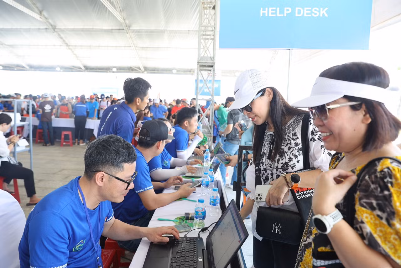 Khi đến khu vực phát race kit, runner chỉ cần quét mã QR hoặc trình Căn cước công dân là có thể nhận những vật phẩm của mình. Khi đến khu vực phát race kit, runner chỉ cần quét mã QR hoặc trình Căn cước công dân là có thể nhận những vật phẩm của mình.