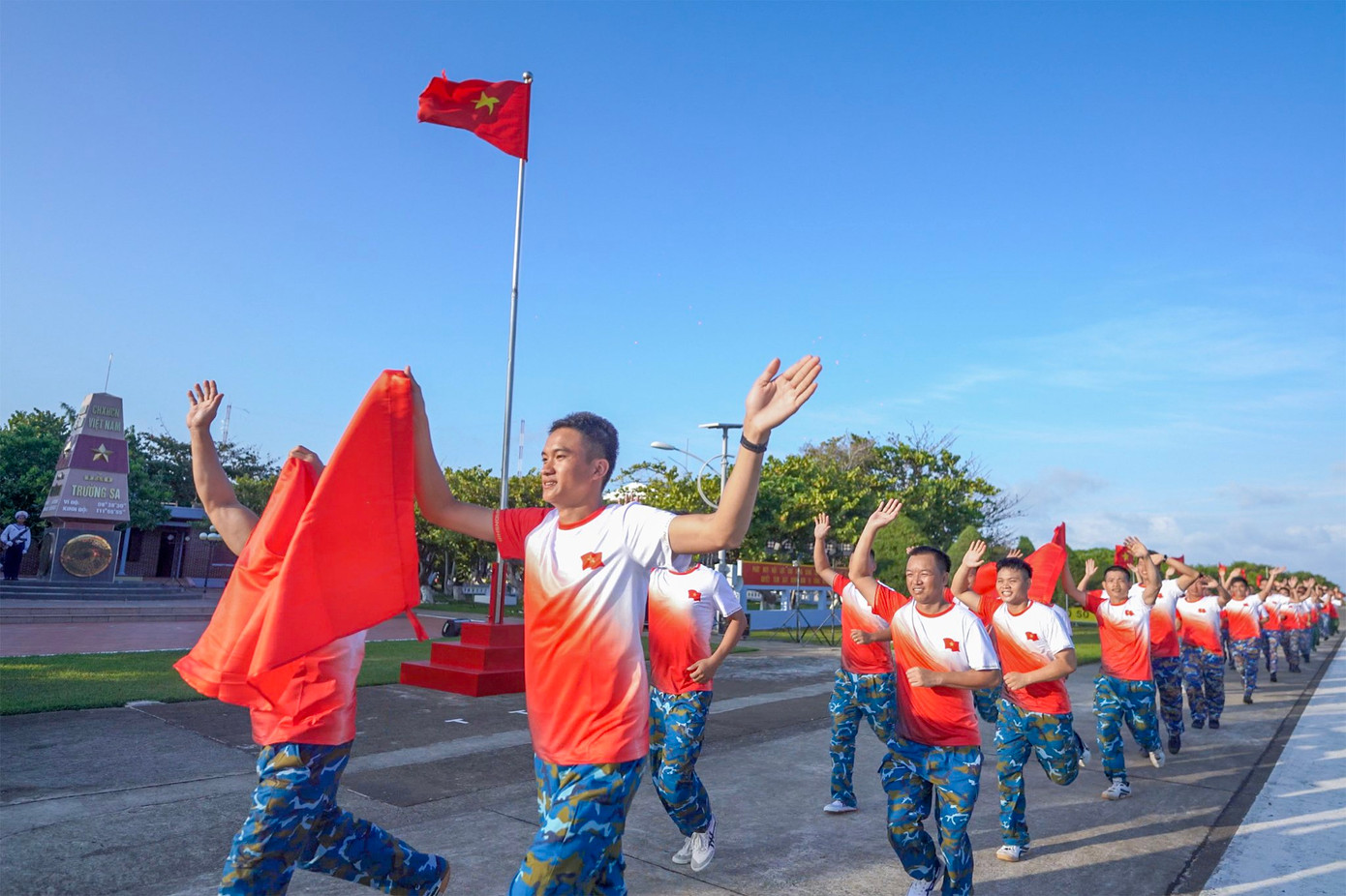 Dọc đường chạy đảo Trường Sa lớn, các chiến sĩ sẽ cắm cờ và ngày mai sẽ chạy cùng với các vận động viên trong đất Mẹ!