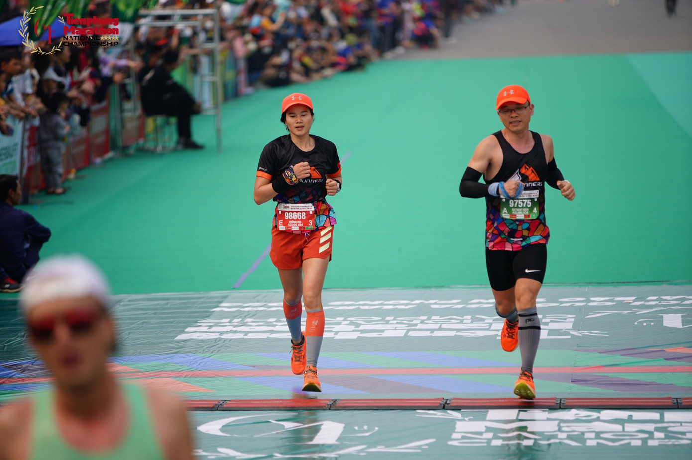 VĐV Nguyễn Thị Hưởng (trái) trên đường chạy Tiền Phong Marathon Lai Châu. VĐV Nguyễn Thị Hưởng (trái) trên đường chạy Tiền Phong Marathon Lai Châu.