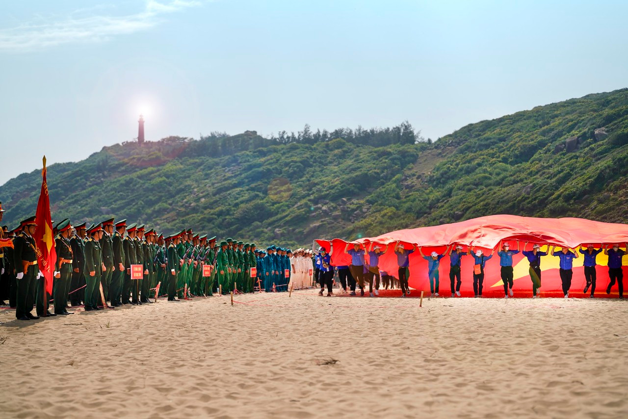 Phần cuối buổi Lễ là hoạt động vinh Lá cờ Tổ quốc - hồn nước, biểu tượng thiêng liêng, đại diện cho sức mạnh tinh thần của dân tộc, niềm tự hào của nhân dân Việt Nam - đồng thời truyền đi thông điệp khẳng định chủ quyền bất khả xâm phạm đối với hai quần đảo Hoàng Sa và Trường Sa thân yêu của Việt Nam.