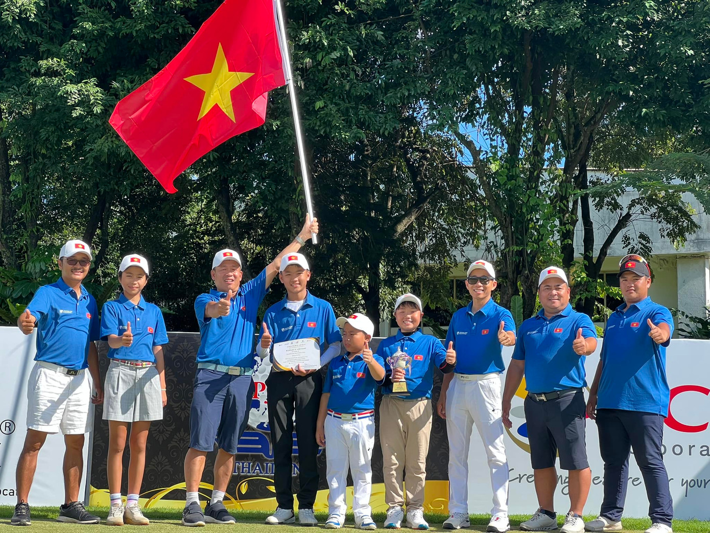 Nguyễn Quốc Bảo Huy (cầm cúp) đạt hạng 3 ngay lần đầu tiên thi đấu nước ngoài Nguyễn Quốc Bảo Huy (cầm cúp) đạt hạng 3 ngay lần đầu tiên thi đấu nước ngoài