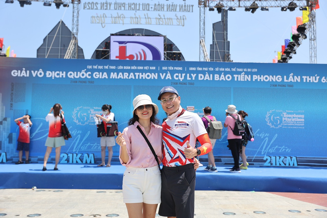 Nhà báo Phạm Đình Thắng (Trưởng ban Kinh tế), người tiên phong trong phong trào và truyền cảm hứng cho các cán bộ, nhân viên, phóng viên báo Tiền Phong, dự tranh cự li 21km. Năm ngoái, anh hoàn thành đường đua 42,195km ở Lai Châu. Nhà báo Phạm Đình Thắng (Trưởng ban Kinh tế), người tiên phong trong phong trào và truyền cảm hứng cho các cán bộ, nhân viên, phóng viên báo Tiền Phong, dự tranh cự li 21km. Năm ngoái, anh hoàn thành đường đua 42,195km ở Lai Châu.