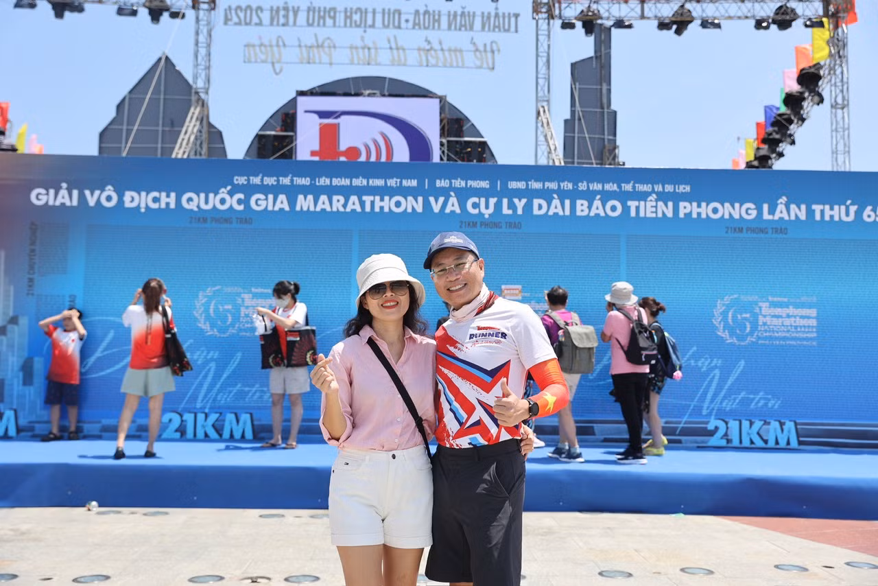 Nhà báo Phạm Đình Thắng (Trưởng ban Kinh tế), người tiên phong trong phong trào và truyền cảm hứng cho các cán bộ, nhân viên, phóng viên báo Tiền Phong, dự tranh cự li 21km. Năm ngoái, anh hoàn thành đường đua 42,195km ở Lai Châu. Nhà báo Phạm Đình Thắng (Trưởng ban Kinh tế), người tiên phong trong phong trào và truyền cảm hứng cho các cán bộ, nhân viên, phóng viên báo Tiền Phong, dự tranh cự li 21km. Năm ngoái, anh hoàn thành đường đua 42,195km ở Lai Châu.