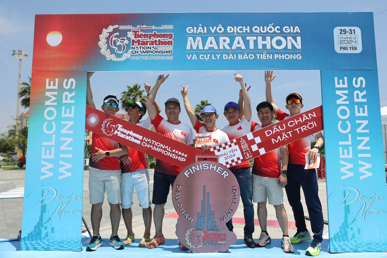 Sau khi nhận race kit, rất đông runner đổ ra khu vực ngoài trời để chụp ảnh check-in. Sau khi nhận race kit, rất đông runner đổ ra khu vực ngoài trời để chụp ảnh check-in.