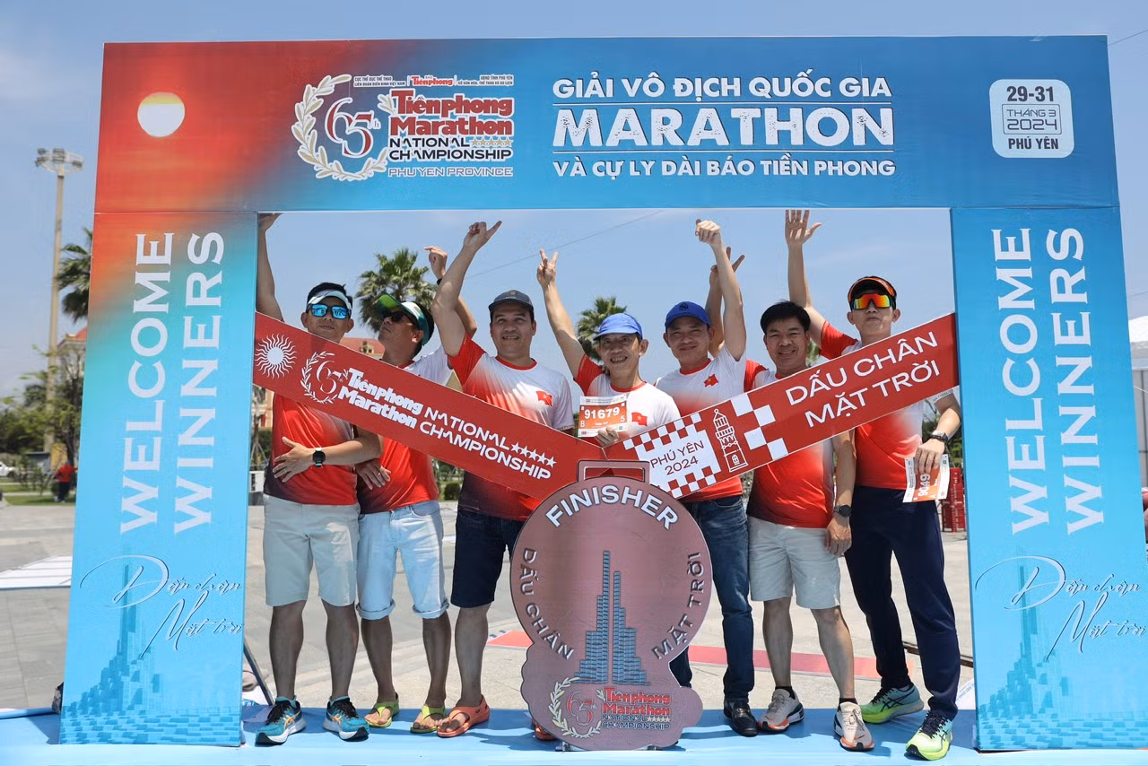 Sau khi nhận race kit, rất đông runner đổ ra khu vực ngoài trời để chụp ảnh check-in. Sau khi nhận race kit, rất đông runner đổ ra khu vực ngoài trời để chụp ảnh check-in.