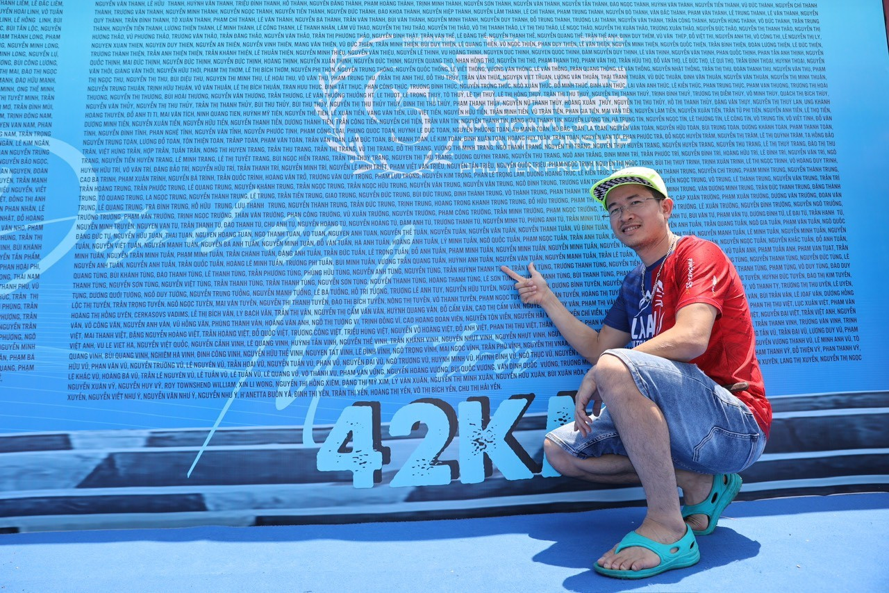 Nhà báo Nguyễn Văn Tuấn từ Tây Nguyên, thi đấu cự ly khắc nghiệt 42,195km. Nhà báo Nguyễn Văn Tuấn từ Tây Nguyên, thi đấu cự ly khắc nghiệt 42,195km.