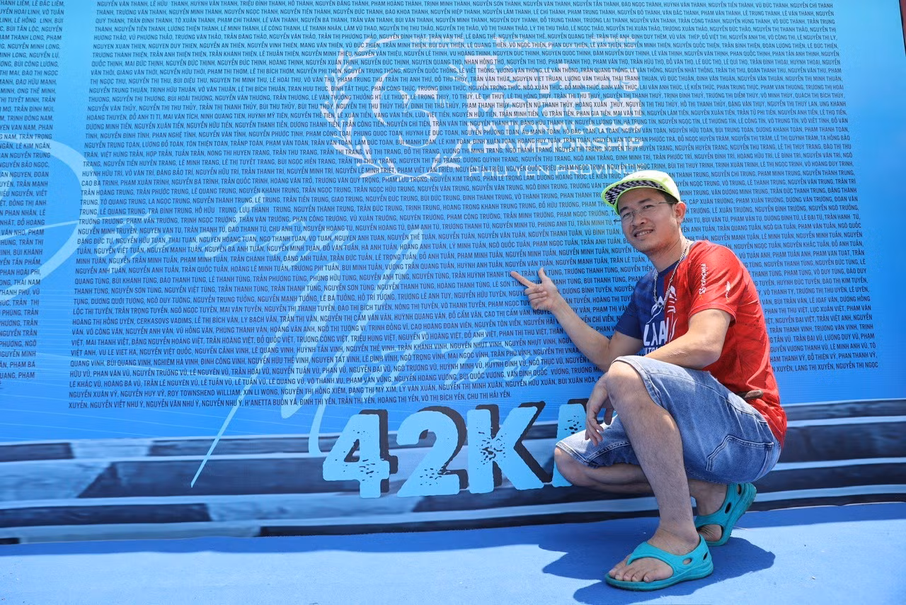 Nhà báo Nguyễn Văn Tuấn từ Tây Nguyên, thi đấu cự ly khắc nghiệt 42,195km. Nhà báo Nguyễn Văn Tuấn từ Tây Nguyên, thi đấu cự ly khắc nghiệt 42,195km.