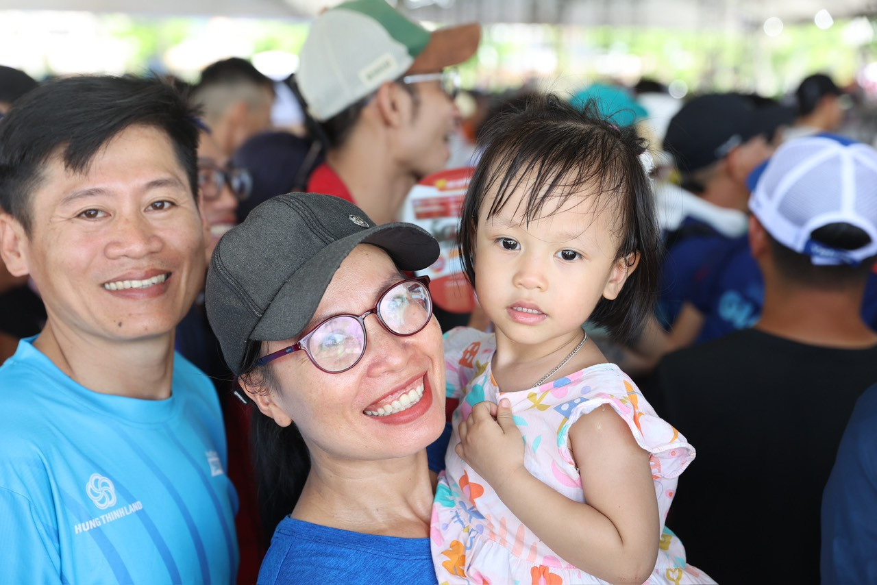 Các vận động viên tham dự giải đấu đi theo nhóm hoặc gia đình. Các vận động viên tham dự giải đấu đi theo nhóm hoặc gia đình.