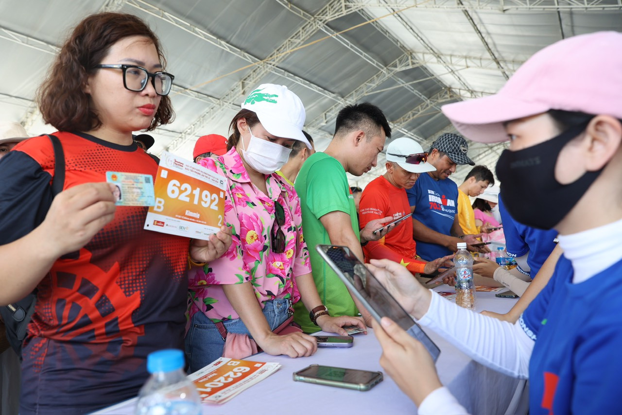 Với công nghệ hiện đại, các VĐV chỉ mất một khoảng thời gian ngắn là có thể nhận BIB và race kit. Với công nghệ hiện đại, các VĐV chỉ mất một khoảng thời gian ngắn là có thể nhận BIB và race kit.