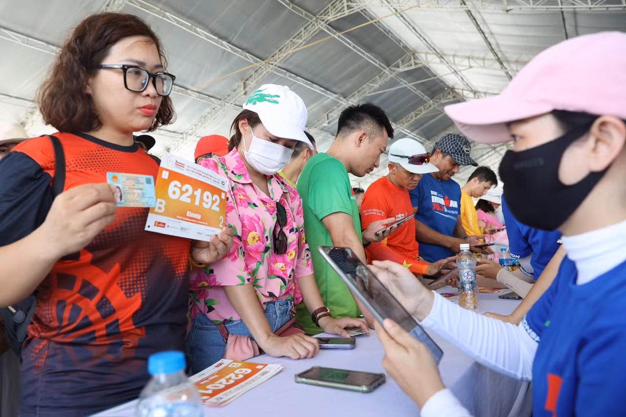 Với công nghệ hiện đại, các VĐV chỉ mất một khoảng thời gian ngắn là có thể nhận BIB và race kit. Với công nghệ hiện đại, các VĐV chỉ mất một khoảng thời gian ngắn là có thể nhận BIB và race kit.