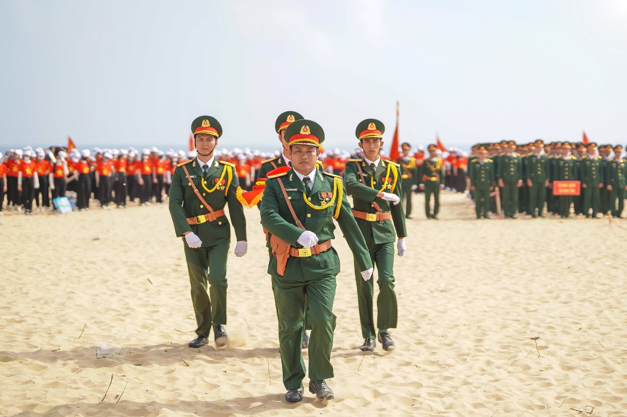 Đội Quân kỳ rước cờ về phía cột cờ và thực hiện các bước chuẩn bị cờ để sẵn sàng Lễ Thượng cờ.