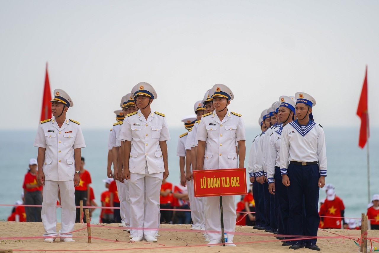 Mỗi lần treo quốc kỳ là một lần thể hiện lòng yêu nước. Mỗi lần thấy lá cờ đỏ sao vàng tung bay là một lần cảm nhận sâu sắc về niềm tự hào và biết ơn, từ đó dẫn dắt và định hướng cho chúng ta luôn phấn đấu tiến lên phía trước, biết tin tưởng, biết yêu thương, san sẻ trách nhiệm với cộng đồng và xã hội.