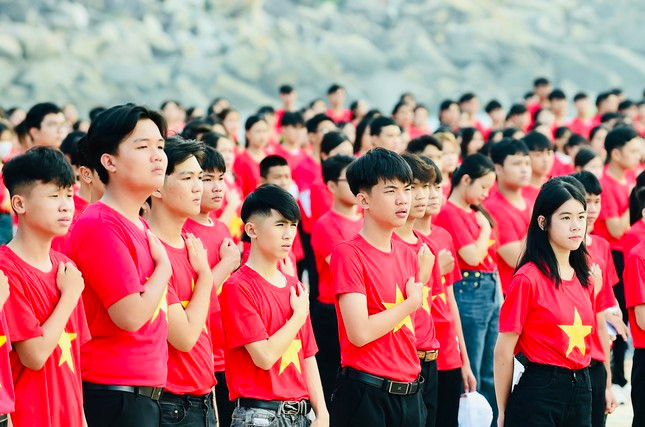 Trong buổi Lễ Thượng cờ, 3.200 học sinh mặc áo sắc đỏ vàng tạo hình Tổ quốc Việt Nam, qua đó khắc họa rõ nét hơn về một “Tổ quốc trong lòng Tổ quốc”.