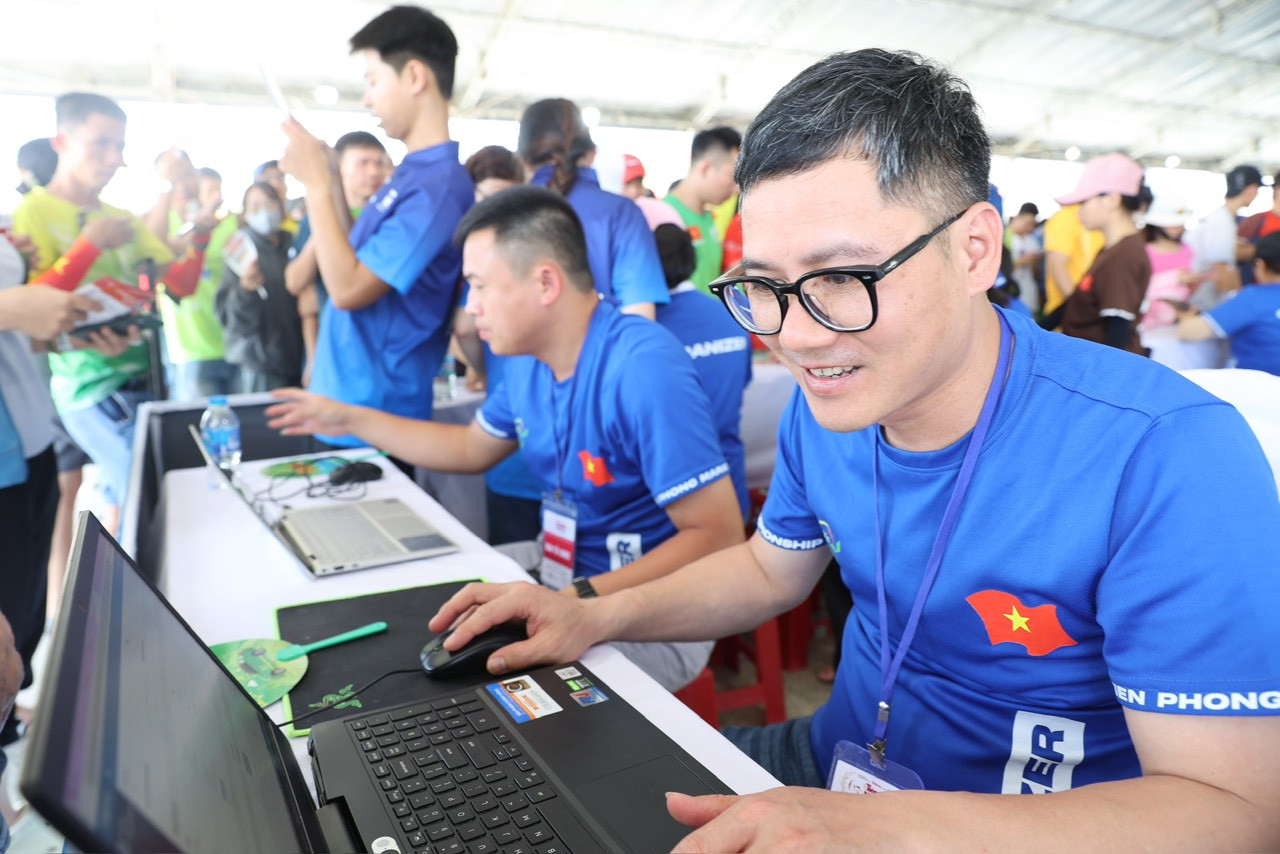 Các quầy trả race kit ở khu vực expo được mở cửa đồng loạt vào lúc 10h00 sáng. Các quầy trả race kit ở khu vực expo được mở cửa đồng loạt vào lúc 10h00 sáng.