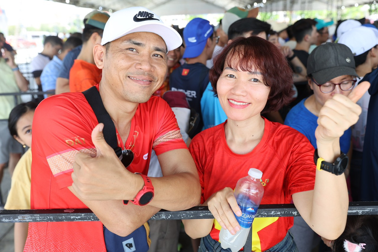 Dù trời nắng nóng, nhưng ai cũng hào hứng chờ nhận vật phẩm, hào hứng chờ đua tài tại giải vô địch quốc gia. Dù trời nắng nóng, nhưng ai cũng hào hứng chờ nhận vật phẩm, hào hứng chờ đua tài tại giải vô địch quốc gia.