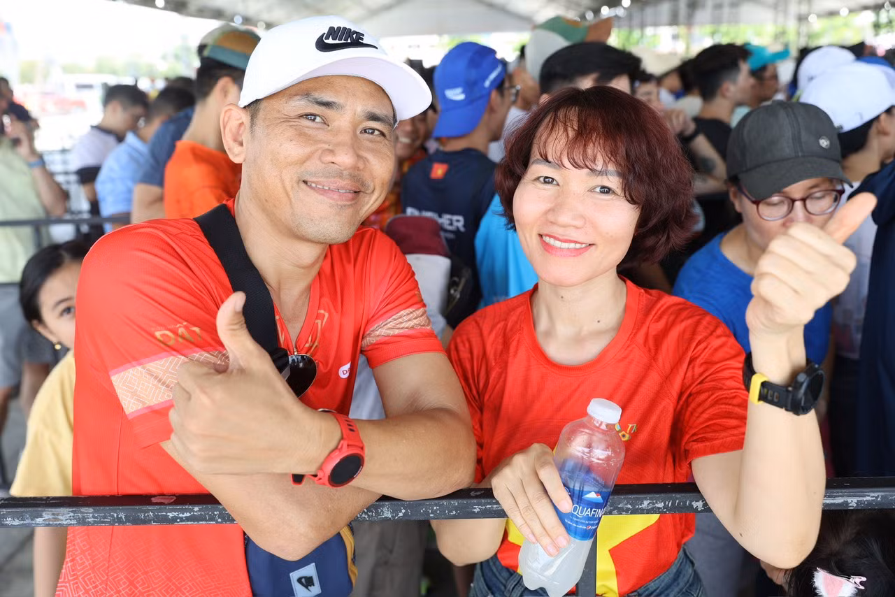 Dù trời nắng nóng, nhưng ai cũng hào hứng chờ nhận vật phẩm, hào hứng chờ đua tài tại giải vô địch quốc gia. Dù trời nắng nóng, nhưng ai cũng hào hứng chờ nhận vật phẩm, hào hứng chờ đua tài tại giải vô địch quốc gia.