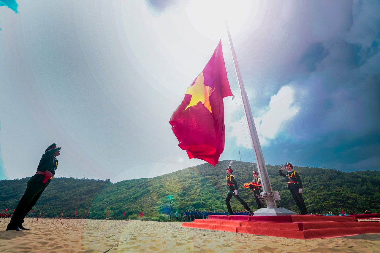 Lá cờ đỏ sao vàng tung bay trên cột cờ Bãi Môn trở thành hình ảnh thiêng liêng trong khuôn khổ Giải Vô địch Quốc gia Marathon và cự ly dài báo Tiền Phong lần thứ 65 - năm 2024.