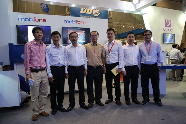 TGĐ Mai Văn Bình, Phó TGĐ Cao Duy Hải cùng lãnh đạo phòng ban Công ty và Trung tâm chụp ảnh lưu niệm tại triển lãm