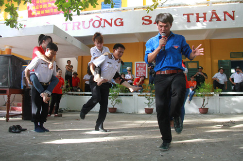 Các chiến sỹ đảo Sơn Ca hào hứng với các tiết mục biểu diễn của các nghệ sĩ, đặc biệt là Xuân Bắc