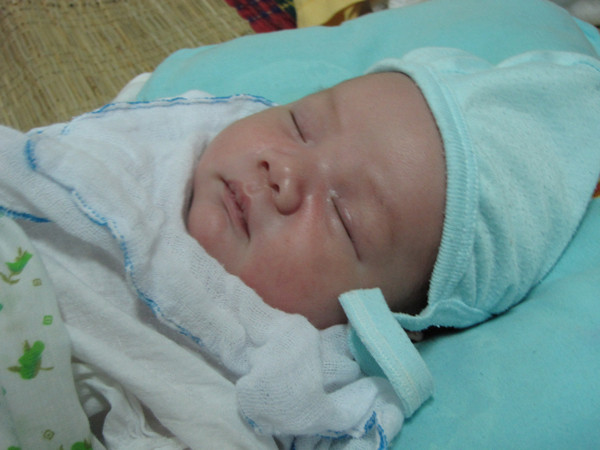 Sau 3 ngày sốt nhẹ, cháu Trường còn nặng 3,6kg. Sáng nay, đến khi nhân viên bệnh viện vào thay tã, cháu mới tỉnh dậy. Ảnh: Lãng Phong