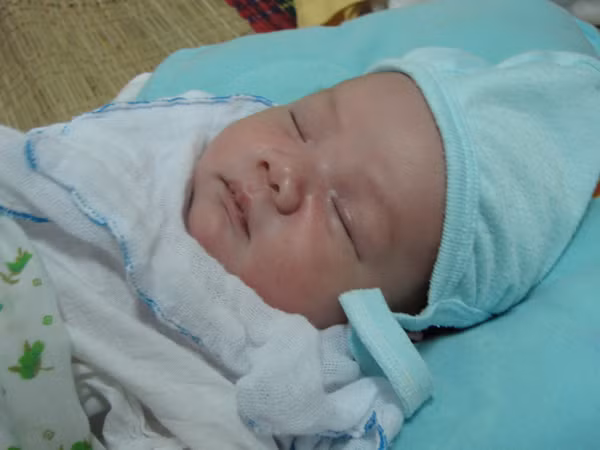 Sau 3 ngày sốt nhẹ, cháu Trường còn nặng 3,6kg. Sáng nay, đến khi nhân viên bệnh viện vào thay tã, cháu mới tỉnh dậy. Ảnh: Lãng Phong