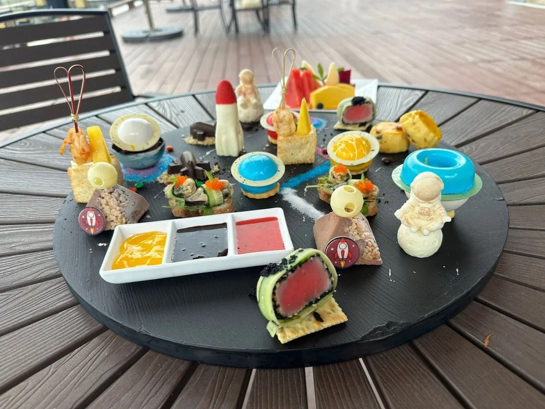 Bữa trà chiều theo chủ đề không gian vũ trụ được phục vụ tại khách sạn Hilton.