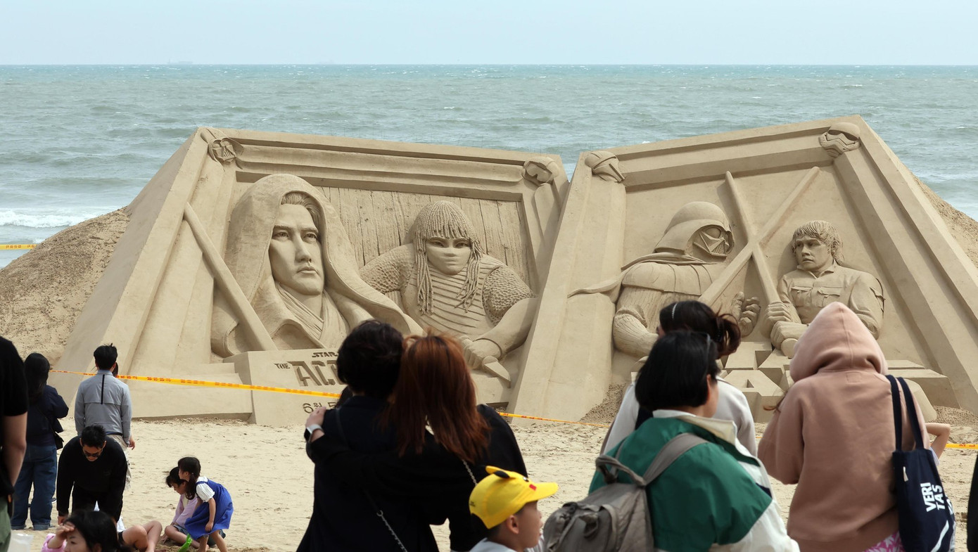 Rất nhiều tác phẩm điêu khắc khác được trưng bày ở lễ hội. Rất nhiều tác phẩm điêu khắc khác được trưng bày ở lễ hội.