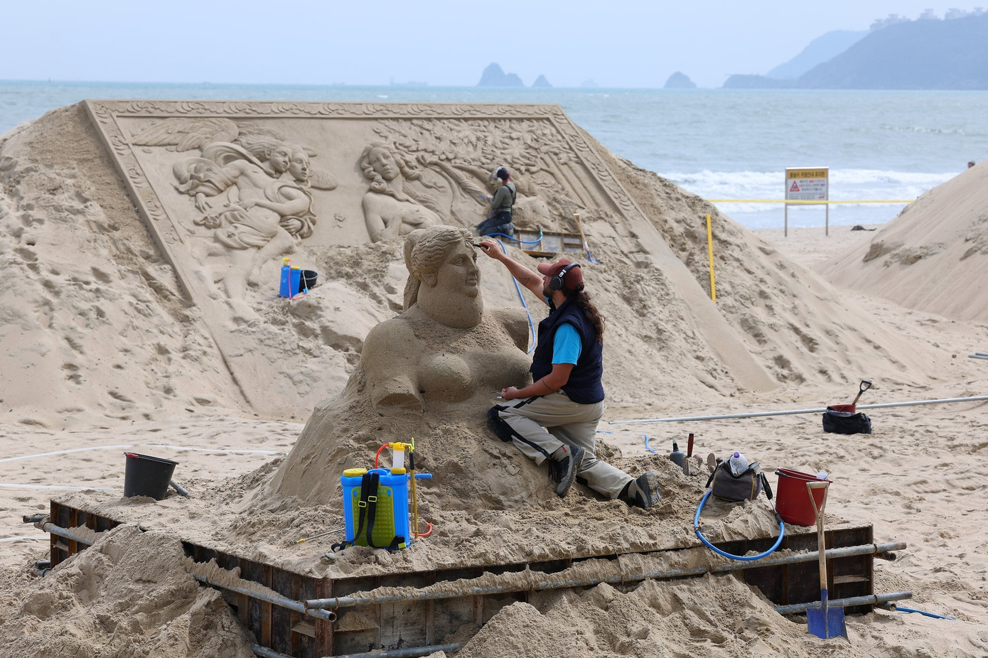 Các nghệ nhân đang điêu khắc chuẩn bị cho lễ hội vào cuối tháng này. Các nghệ nhân đang điêu khắc chuẩn bị cho lễ hội vào cuối tháng này.