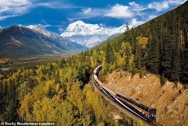Ngắm nhìn khung cảnh ngoạn mục của Canada trên chuyến tàu Rocky Mountaineer.
