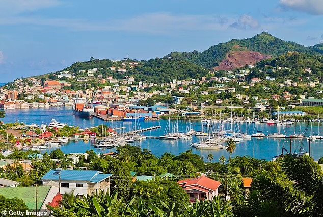 George - thủ đô của Grenada, đối diện với bến cảng hình móng ngựa tên là The Carenage, với bờ sông có các tòa nhà, nhà hàng, quán bar và cửa hàng đầy màu sắc theo phong cách Caribe.