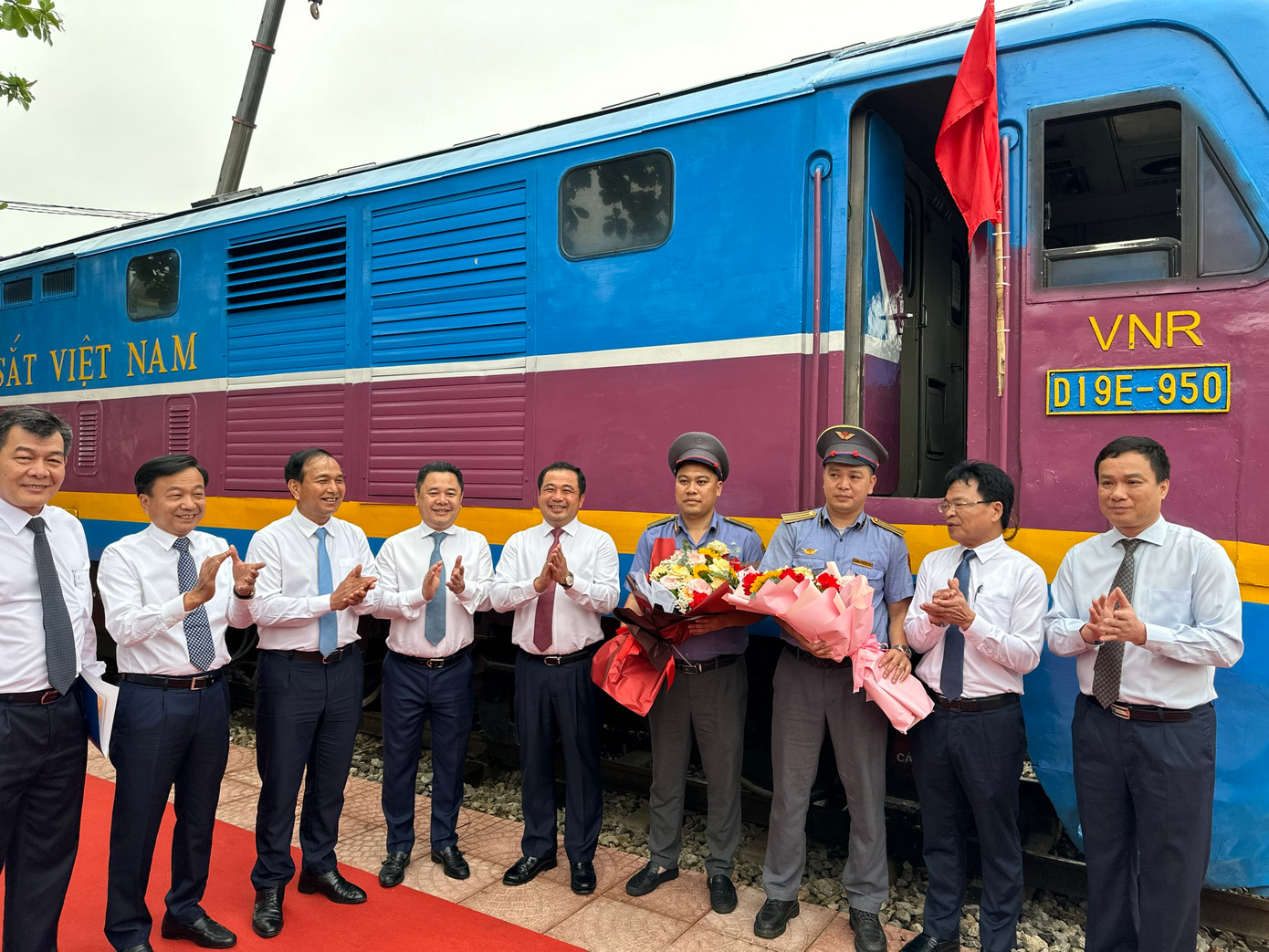 Lãnh đạo Bộ, ngành tặng hoa chúc mừng tổ tàu chở hàng hóa quốc tế đầu tiên từ ga Cao Xá, Hải Dương.