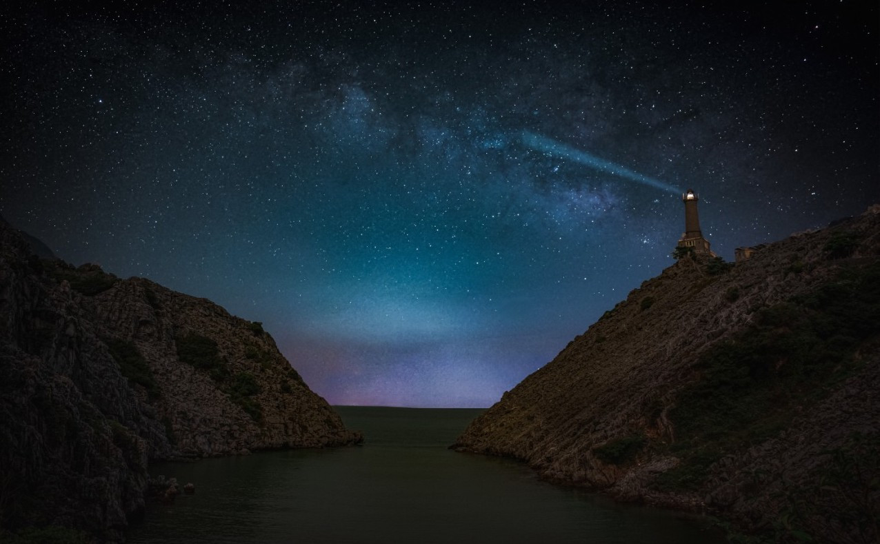 Trong hơn 1 thế kỷ qua, ngọn hải đăng vẫn giữ vai trò soi đường cho hàng vạn tàu, thuyền ra - vào biển vịnh Bắc Bộ. Ảnh: Nguyễn Trọng Cung.