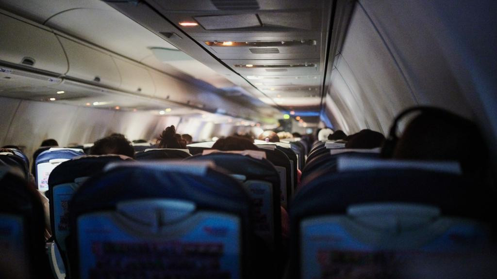Việc thay đổi cường độ ánh sáng có thể khiến hành khách mất ngủ nhưng là quy tắc an toàn cơ bản của ngành hàng không. Ảnh: Escape/iStock.