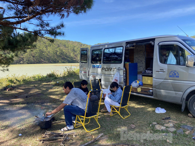 Hình thức du lịch bằng "nhà di động" được một số người đam mê ô tô theo đuổi. Ảnh: Trần An. Hình thức du lịch bằng "nhà di động" được một số người đam mê ô tô theo đuổi. Ảnh: Trần An.