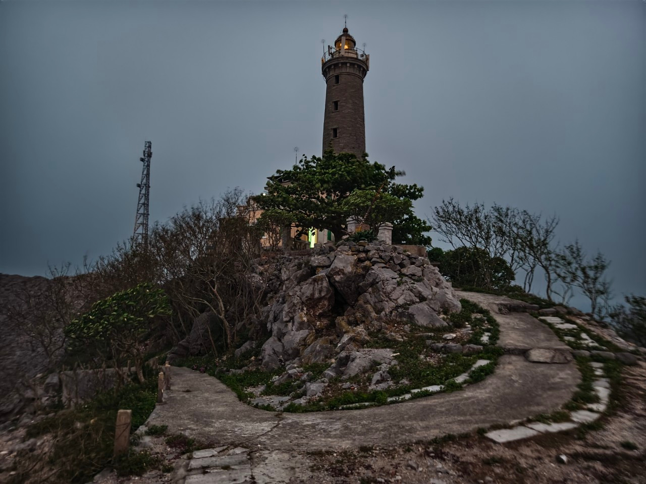 Ngọn hải đăng cao 109,5 m so với mực nước biển và có khả năng chiếu sáng xa 27 hải lý. “Mắt thần" mang nét kiến trúc hình vòm vô cùng độc đáo. Ở chính giữa có căn phòng là tổ hợp các chóa đèn phẳng với những bóng đèn nhỏ, được gọi "tim đèn". Những ngày trời quang mây tạnh, tàu biển cách xa đảo Long Châu tới 50 km vẫn có thể nhìn thấy ánh sáng từ đây. Ảnh: Nguyễn Trọng Cung.