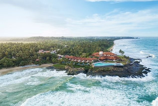 Đắm mình trong khung cảnh ven biển tuyệt đẹp từ Jetwing Saman Villas trên đỉnh vách đá.