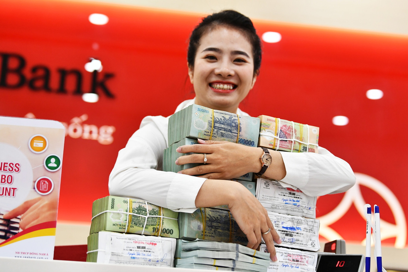 NHNN chỉ đạo các TCTD tiết giảm tối đa chi phí nhằm giảm lãi suất cho vay, hỗ trợ phục hồi kinh tế. Ảnh: Hoàng Hà.