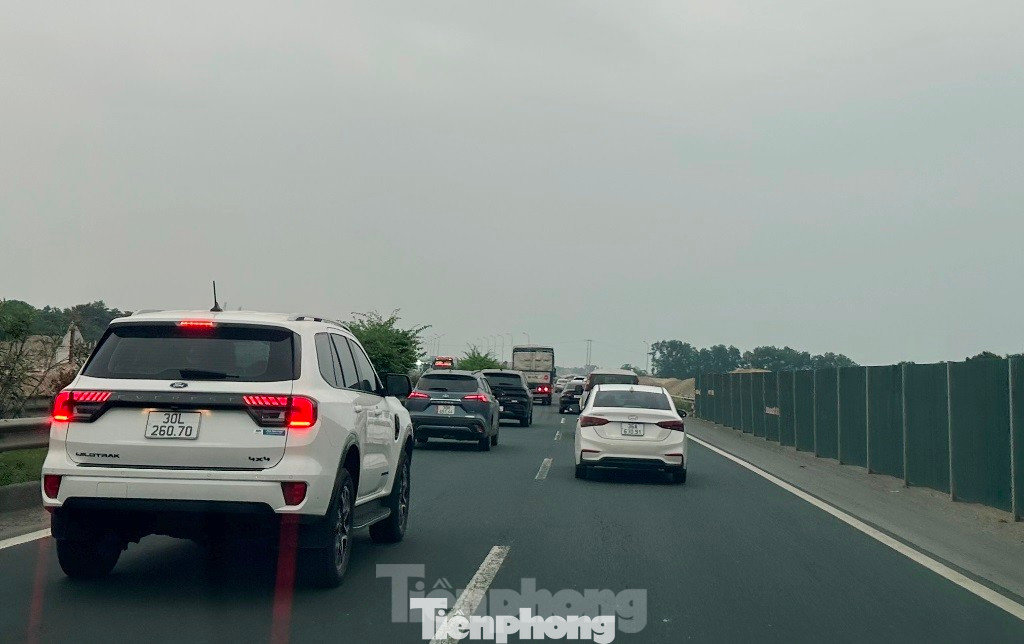 Cửa ngõ cao tốc Hà Nội ùn ứ vào thời điểm đầu, cuối kỳ nghỉ lễ. Ảnh: Anh Trọng. Cửa ngõ cao tốc Hà Nội ùn ứ vào thời điểm đầu, cuối kỳ nghỉ lễ. Ảnh: Anh Trọng.