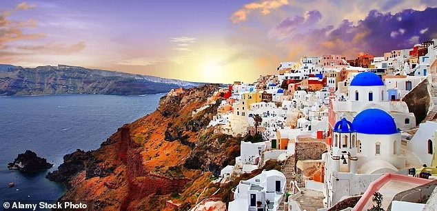 Ban công quét vôi trắng và hồ bơi riêng mang đến tầm nhìn trong xanh ra biển Aegean ở Santorini.