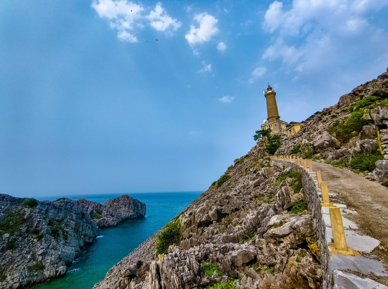 Điểm check-in đáng chú ý nhất là ngọn hải đăng Long Châu, một trong những ngọn hải đăng cổ nhất Việt Nam. Công trình này được xây dựng năm 1894 bởi người Pháp và thường được gọi với cái tên thân thương “mắt ngọc Long Châu”. Ảnh: Nguyễn Trọng Cung.