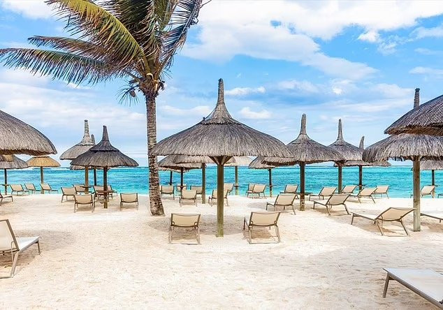 Tận hưởng bãi cát trắng mịn màng và đầm phá màu ngọc lam rực rỡ ở Mauritius.