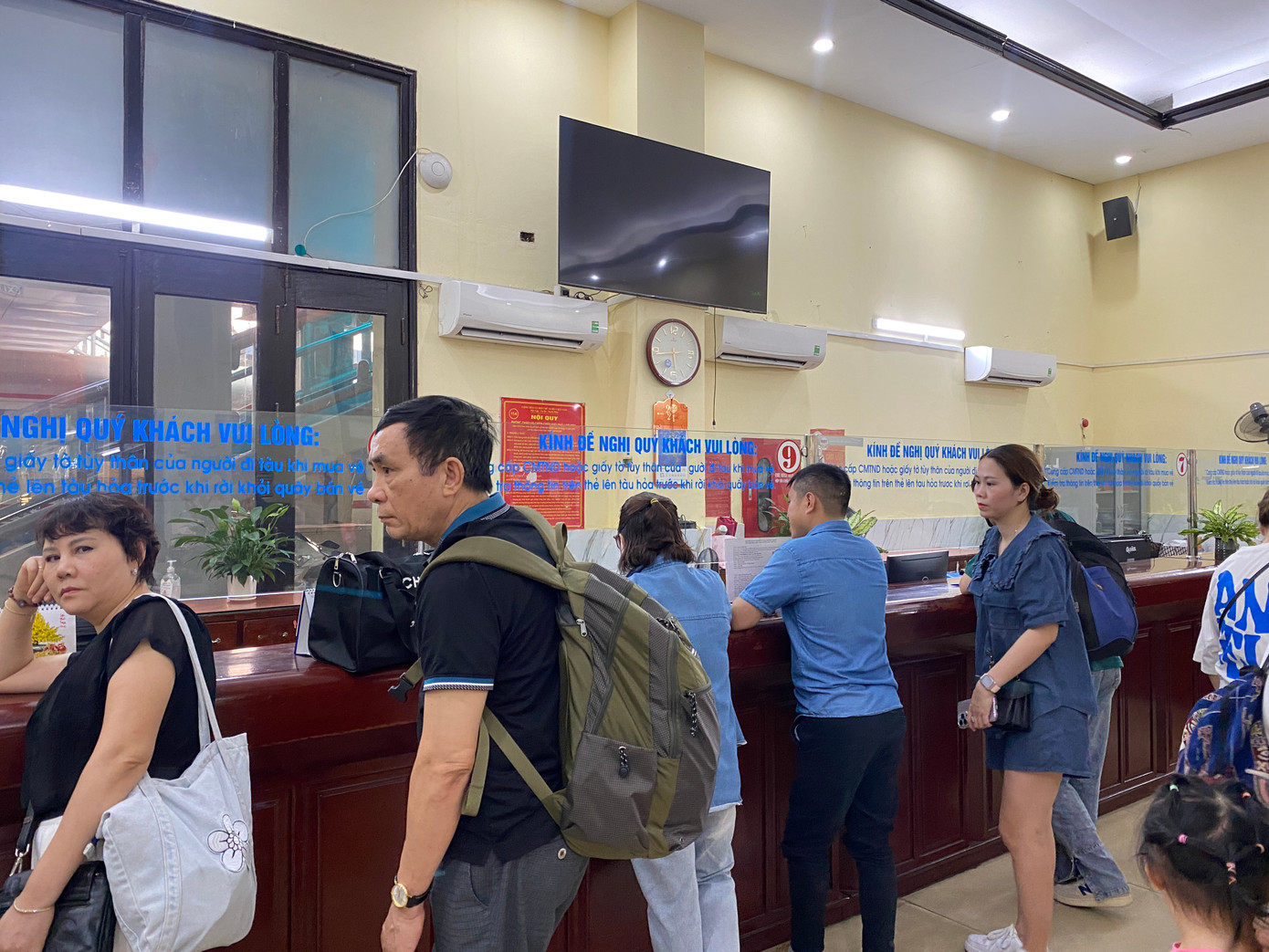 Du khách tấp nập mua vé tàu tại ga Hà Nội trong dịp nghỉ lễ. Ảnh: Trần An. Du khách tấp nập mua vé tàu tại ga Hà Nội trong dịp nghỉ lễ. Ảnh: Trần An.