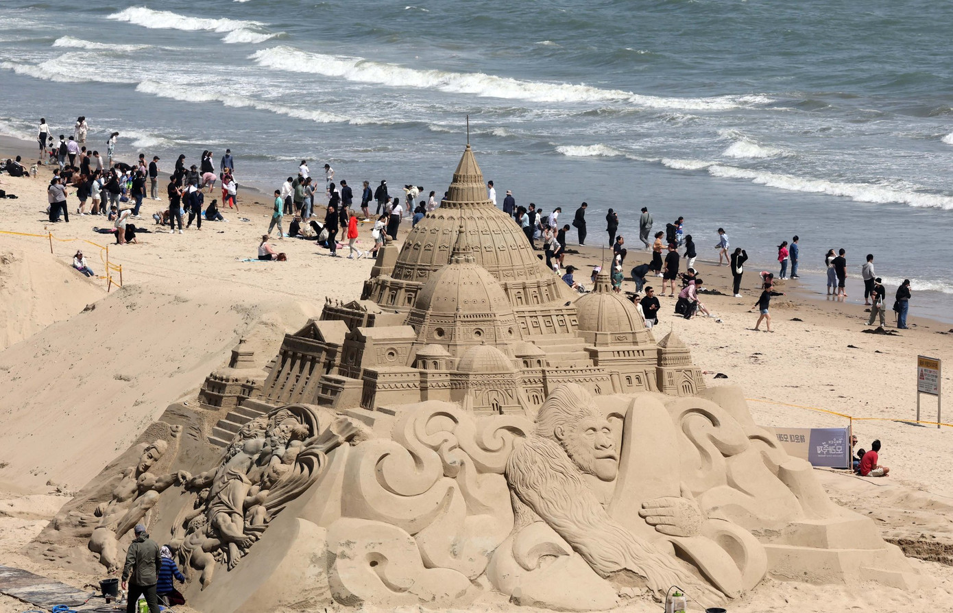 Những tác phẩm điêu khắc khổng lồ bằng cát đang dần được hoàn thiện. Những tác phẩm điêu khắc khổng lồ bằng cát đang dần được hoàn thiện.