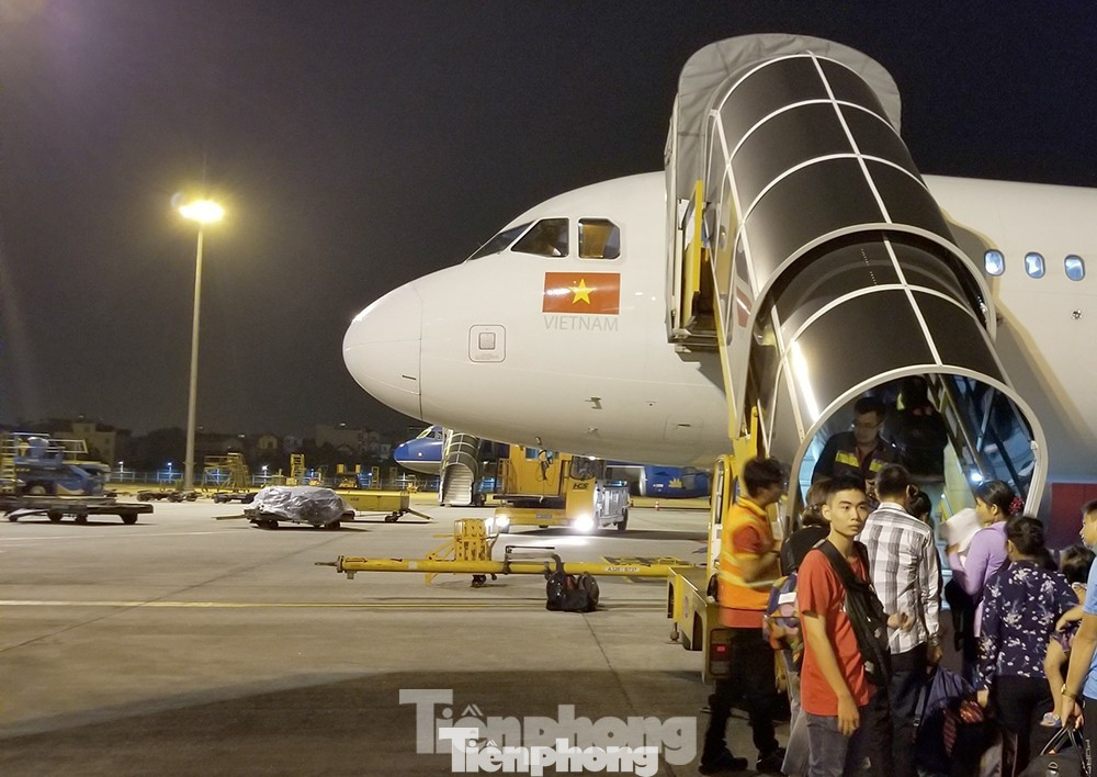 Hãng hàng không tăng chuyến bay đêm nhằm phục vụ nhu cầu du khách. Ảnh: Lê Việt.