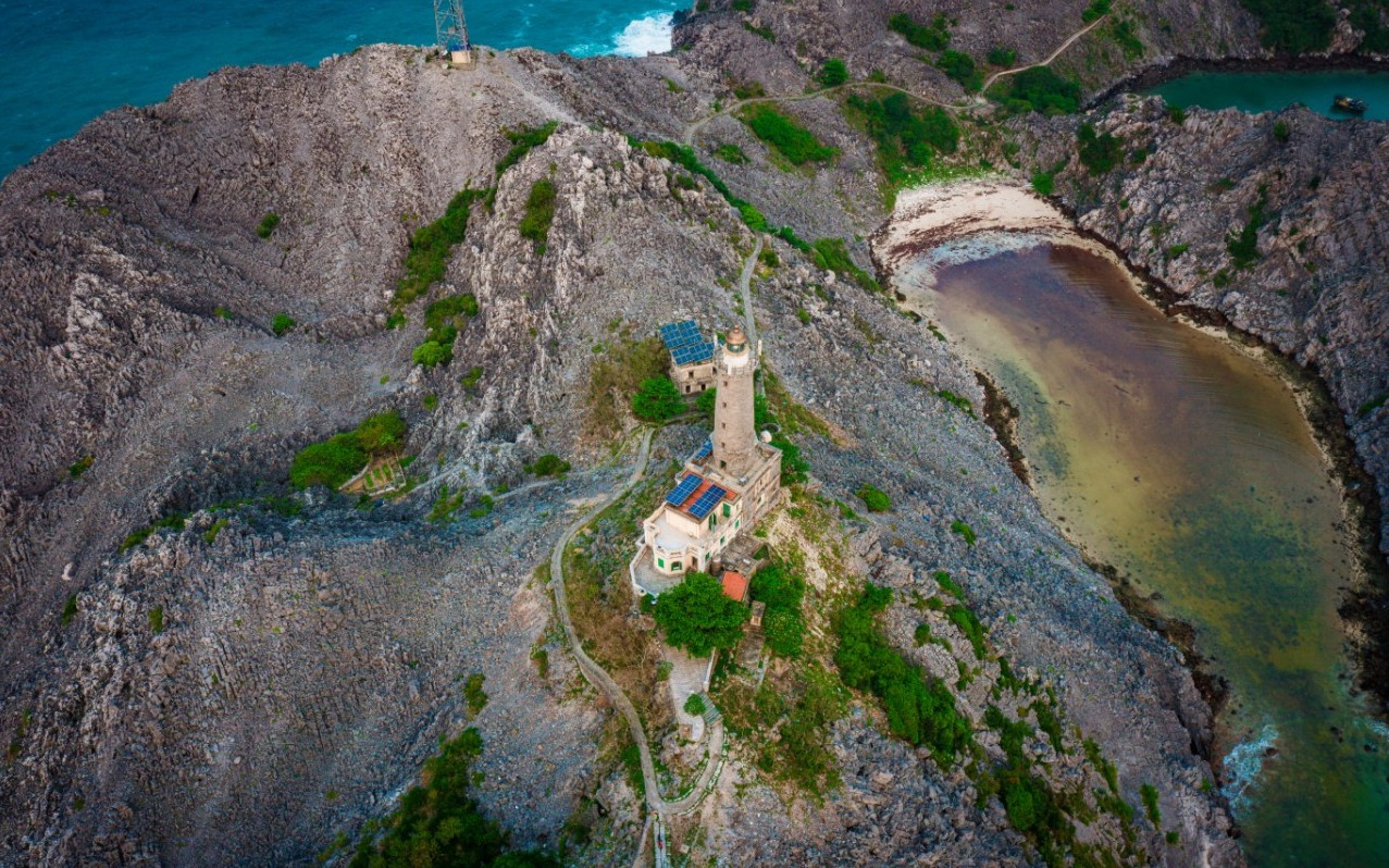 Đứng từ đỉnh ngọn hải đăng, du khách có thể phóng tầm mắt ra xa để chiêm ngưỡng toàn bộ vẻ đẹp hùng vĩ của quần đảo Long Châu với những hòn đảo đá vôi đồ sộ giữa nước biển xanh trong màu ngọc bích. Ảnh: Nguyễn Trọng Cung.