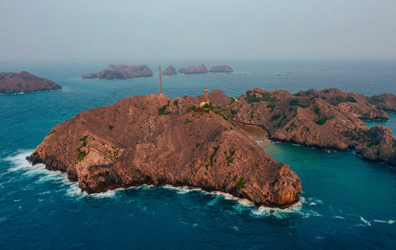 Du khách cần di chuyển bằng tàu, thuyền để đến đảo Long Châu. Từ trung tâm TP. Hải Phòng, người tham quan có thể đến Bến Bèo, Cát Bà rồi thuê tàu. Cách thứ 2 để ra đảo là đến bến phà Đình Vũ hoặc là bến phà Bến Luận (Cát Bà). Từ đây, du khách có thể dành khoảng 20 phút đi tàu ra đảo. Ảnh: Nguyễn Trọng Cung.